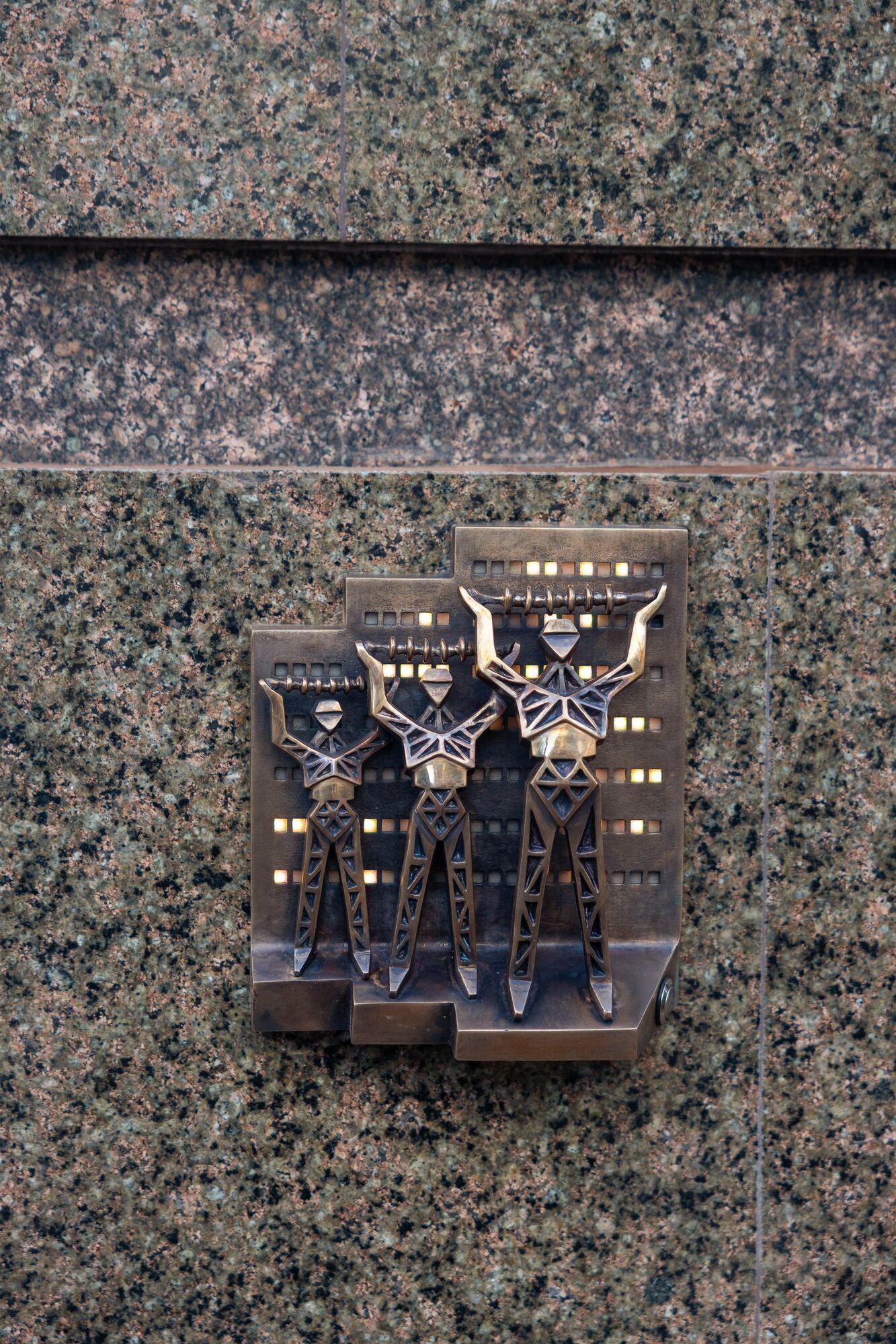 "Люди-опори": у Києві з’явилась нова мініскульптура, яка присвячена енергетикам. Подробиці та фото