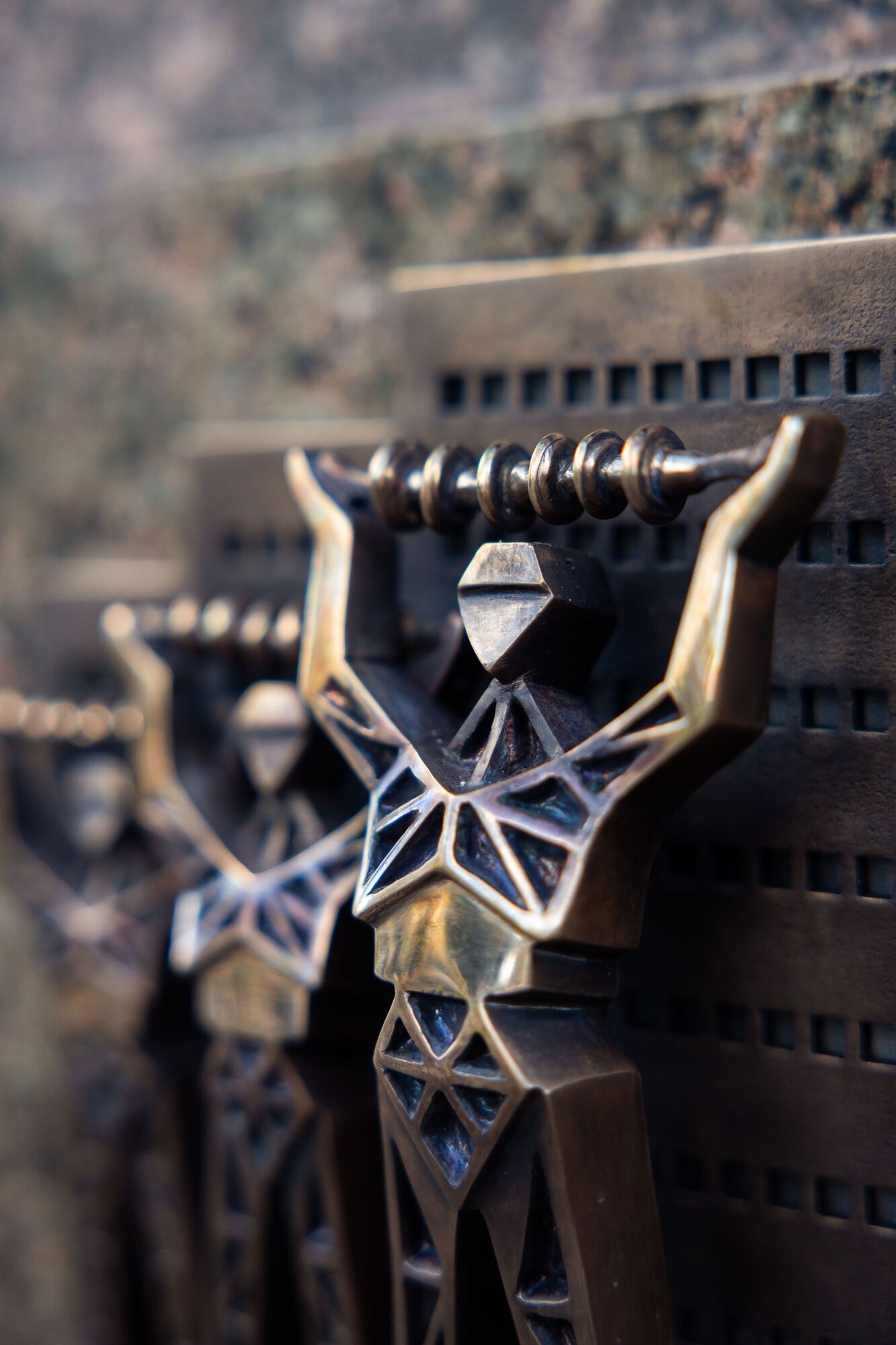 "Люди-опори": у Києві з’явилась нова мініскульптура, яка присвячена енергетикам. Подробиці та фото