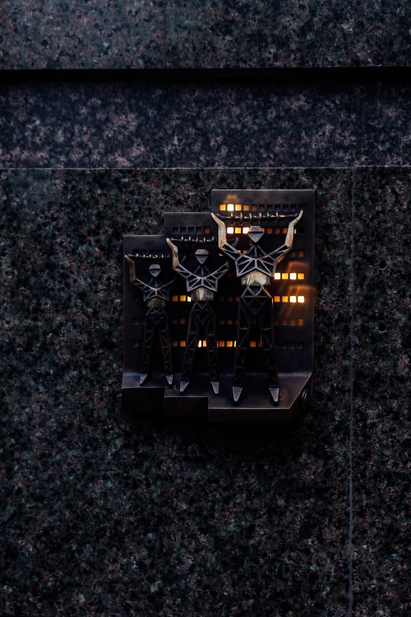 "Люди-опори": у Києві з’явилась нова мініскульптура, яка присвячена енергетикам. Подробиці та фото