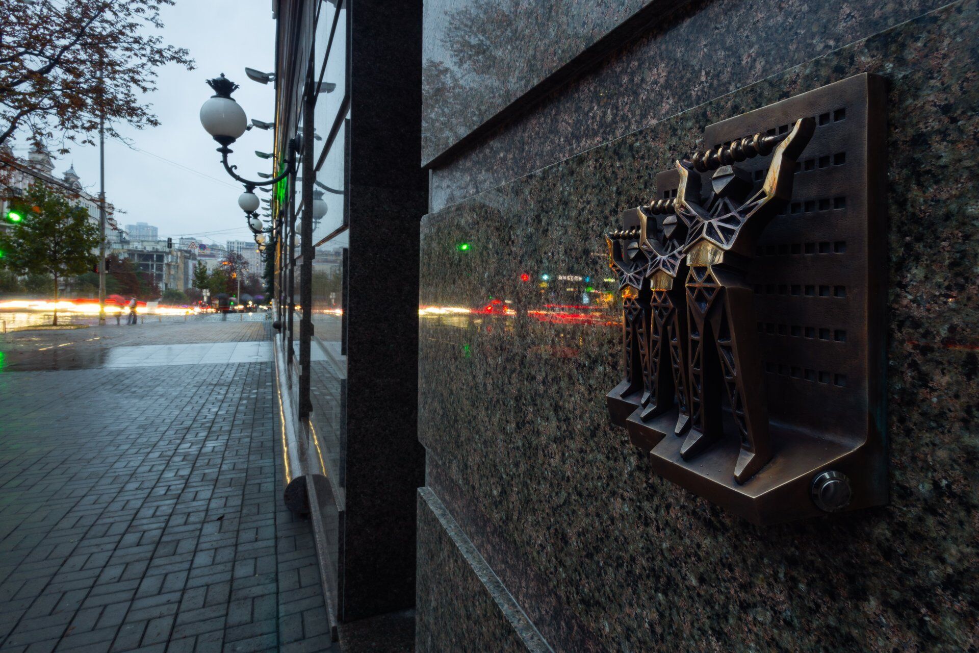 "Люди-опори": у Києві з’явилась нова мініскульптура, яка присвячена енергетикам. Подробиці та фото