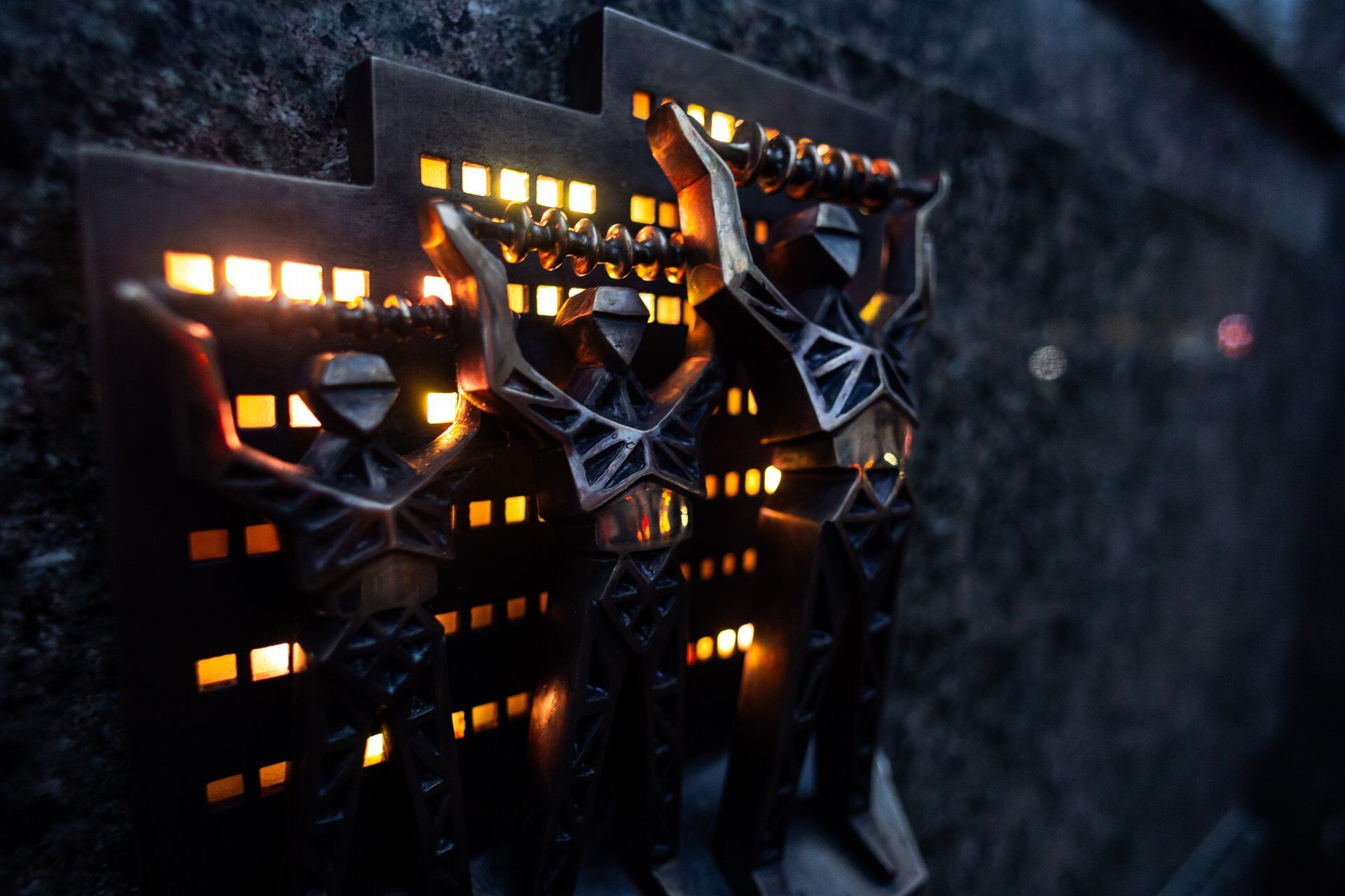 "Люди-опори": у Києві з’явилась нова мініскульптура, яка присвячена енергетикам. Подробиці та фото