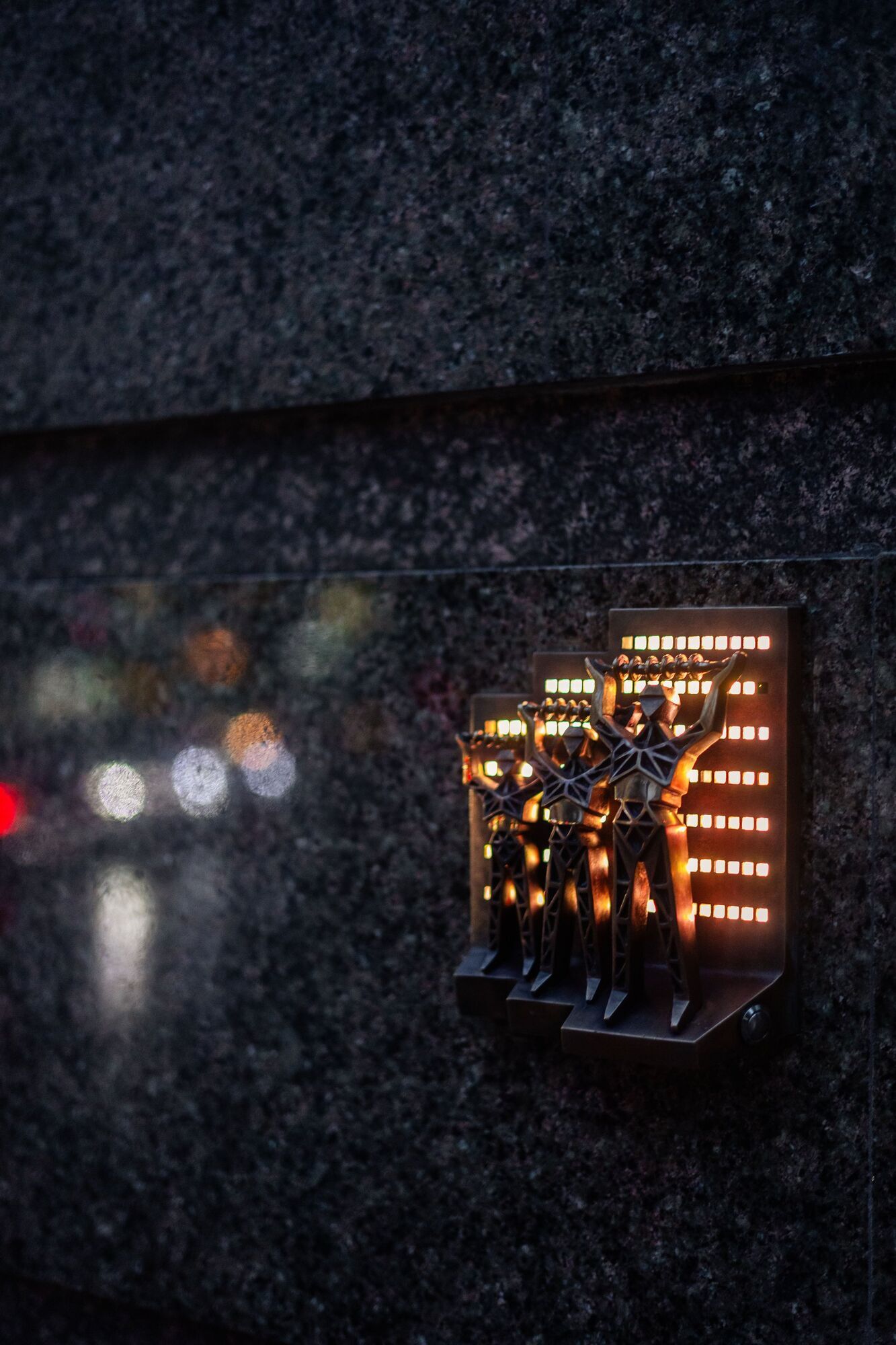 "Люди-опори": у Києві з’явилась нова мініскульптура, яка присвячена енергетикам. Подробиці та фото