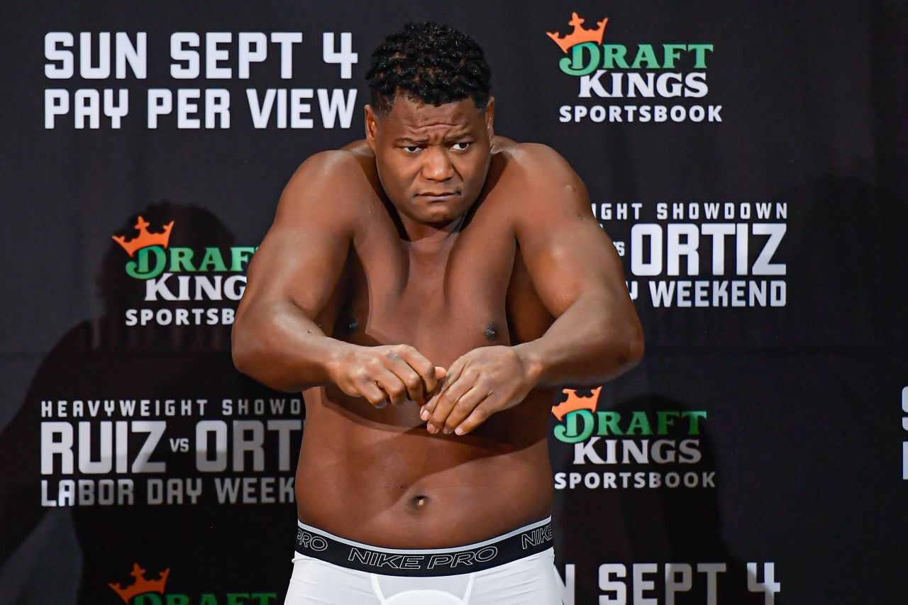 Знаменитий супертяж на прізвисько Кінг-Конг одним ударом нокаутував суперника в першому ж раунді. Відео