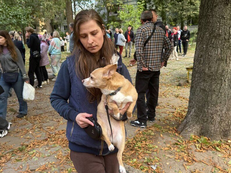 "Було дуже гучно, вилітали вікна": жителі Дніпра розповіли про ворожу атаку та її наслідки. Відео