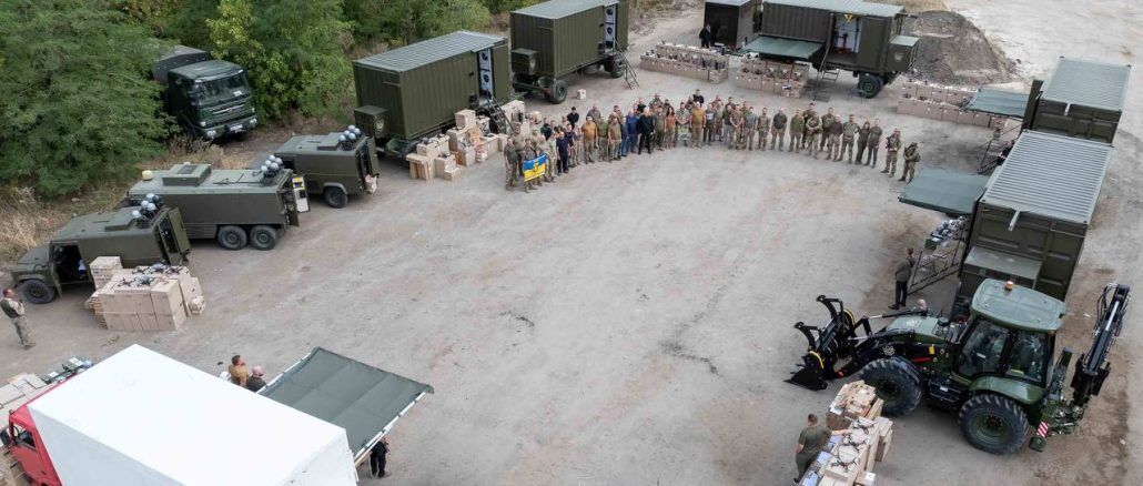 Ювілейна поїздка на фронт: Порошенко привіз дрони і техніку військовим на Харківщині. Фото