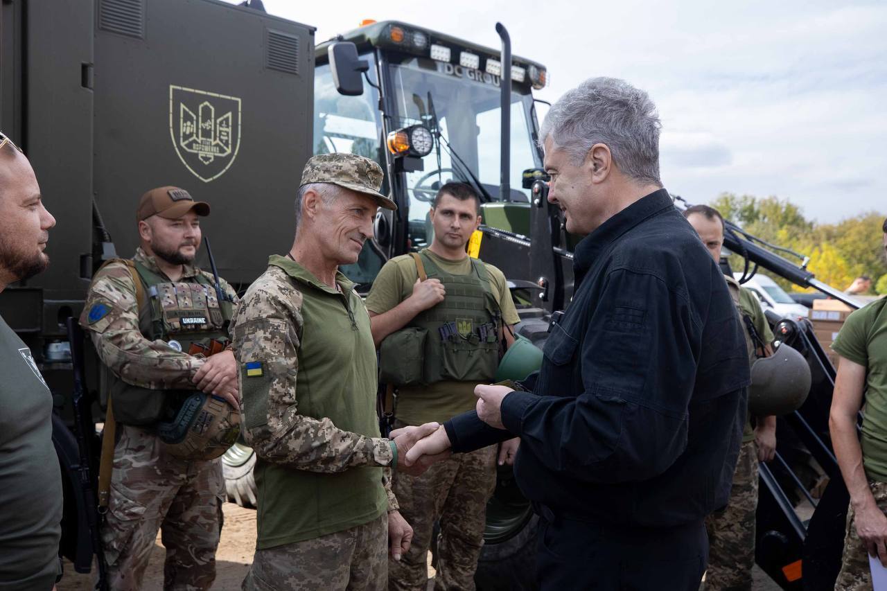 Ювілейна поїздка на фронт: Порошенко привіз дрони і техніку військовим на Харківщині. Фото