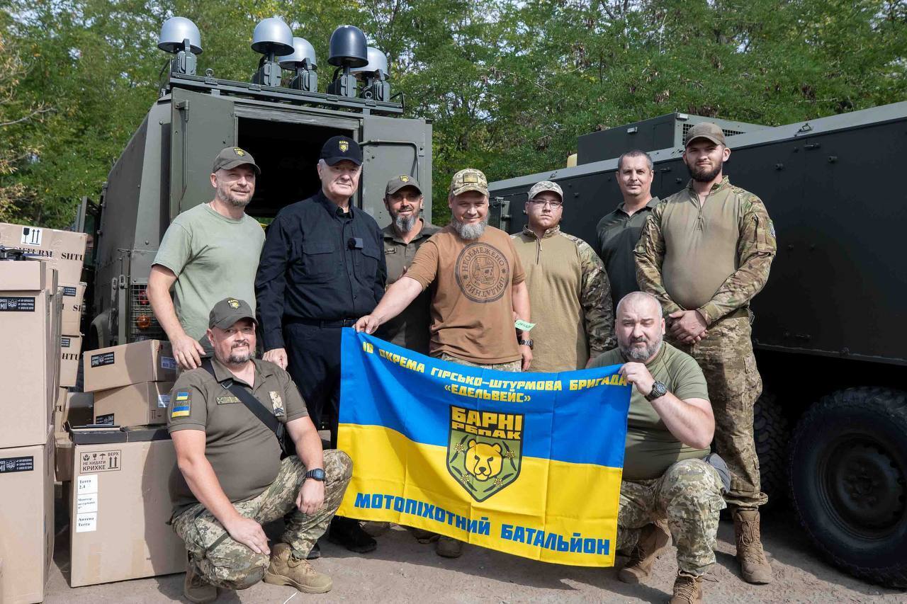 Ювілейна поїздка на фронт: Порошенко привіз дрони і техніку військовим на Харківщині. Фото