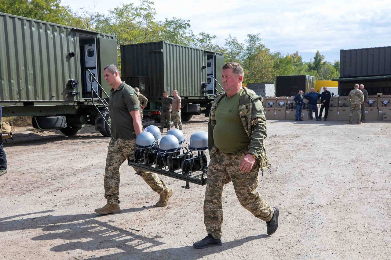 Ювілейна поїздка на фронт: Порошенко привіз дрони і техніку військовим на Харківщині. Фото