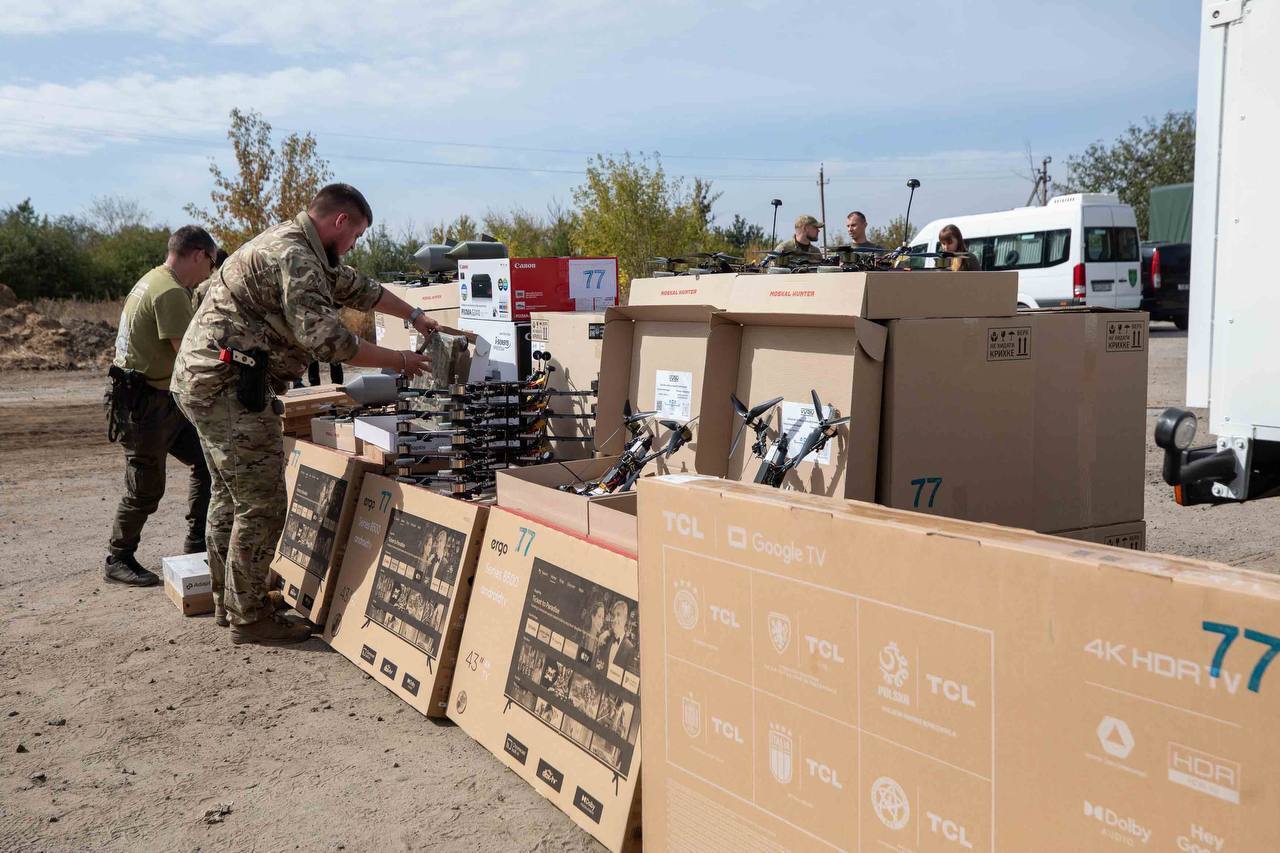 Ювілейна поїздка на фронт: Порошенко привіз дрони і техніку військовим на Харківщині. Фото