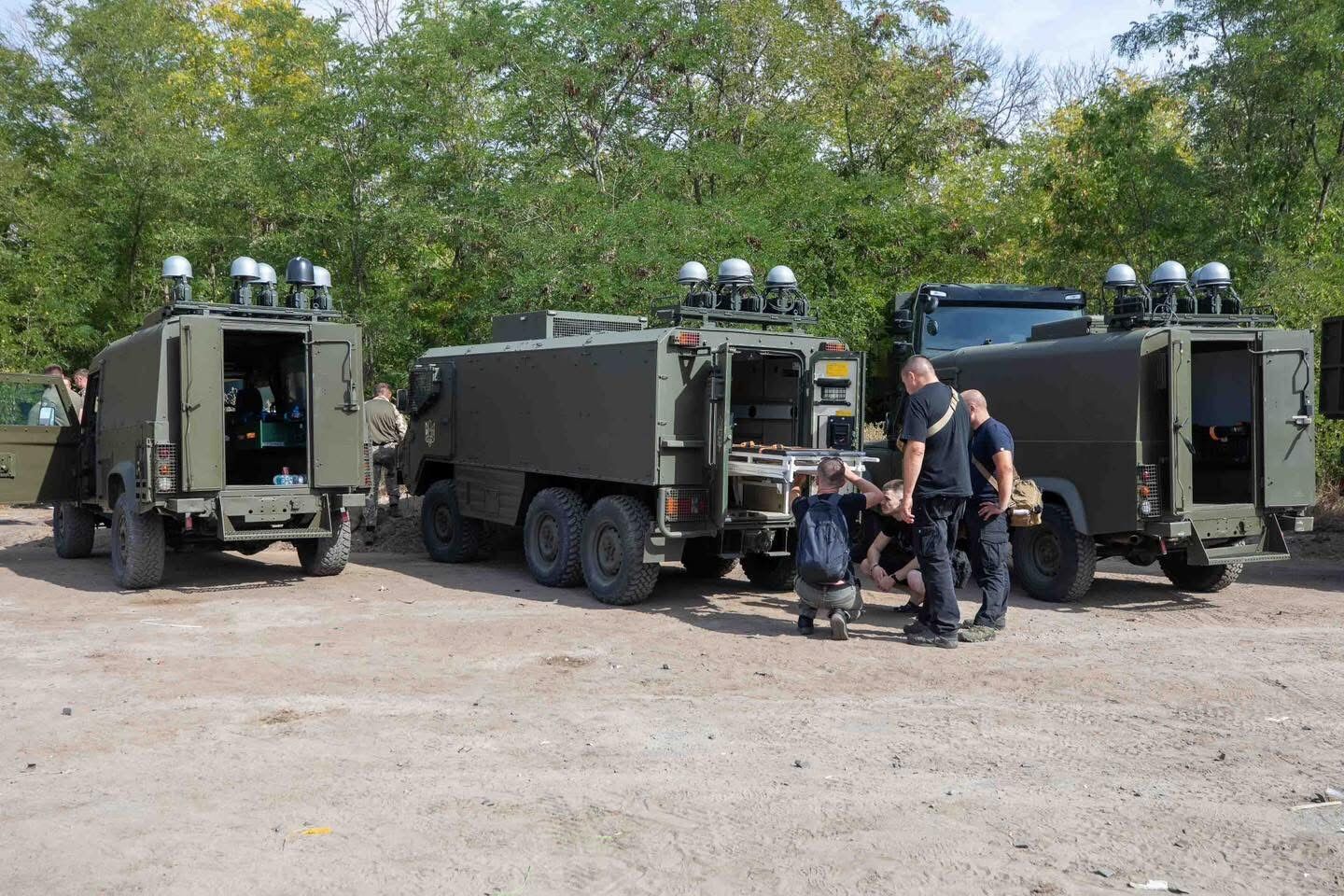 Ювілейна поїздка на фронт: Порошенко привіз дрони і техніку військовим на Харківщині. Фото