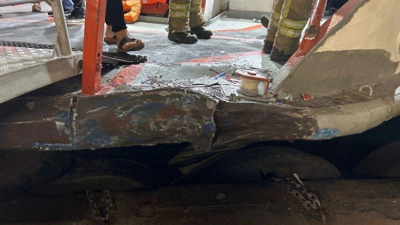 В Стамбуле столкнулись пассажирский корабль и сухогрузное судно: есть раненые. Видео