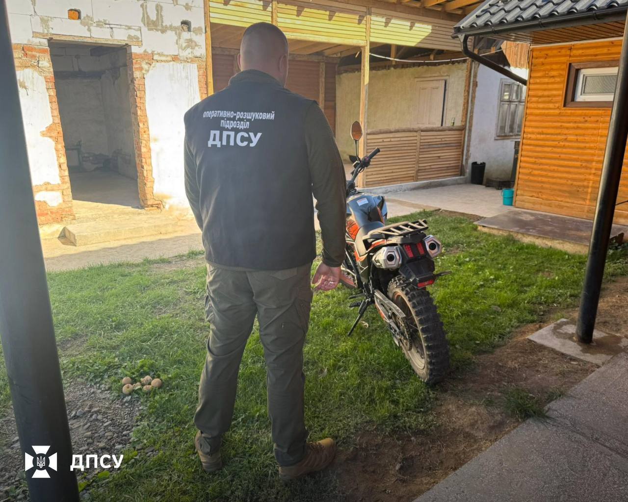 Организовал незаконное пересечение границы для уклонистов: на Буковине задержали экс-пограничника. Фото