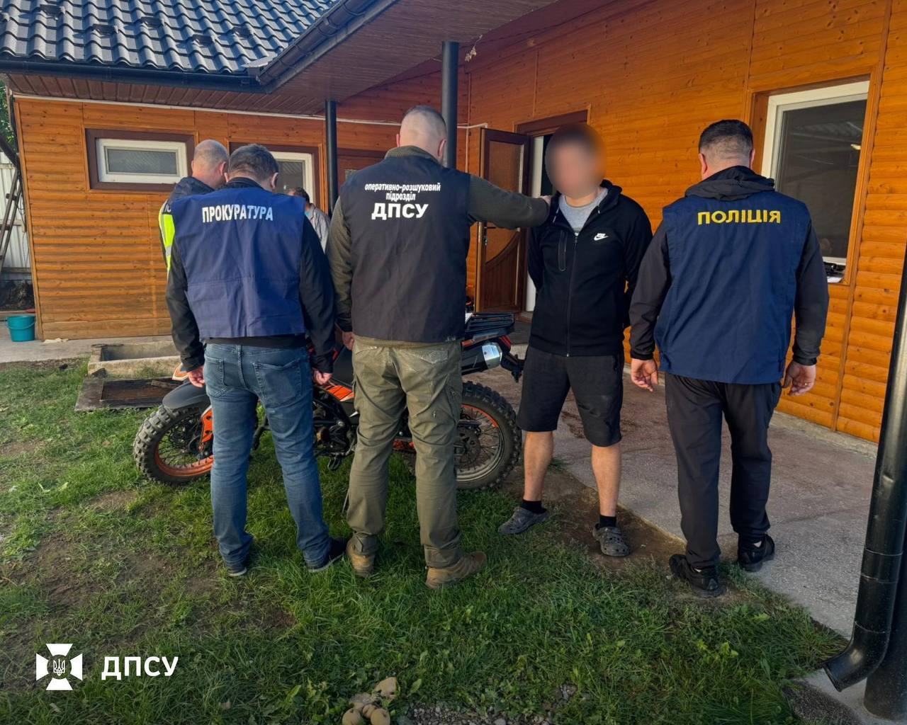 Организовал незаконное пересечение границы для уклонистов: на Буковине задержали экс-пограничника. Фото