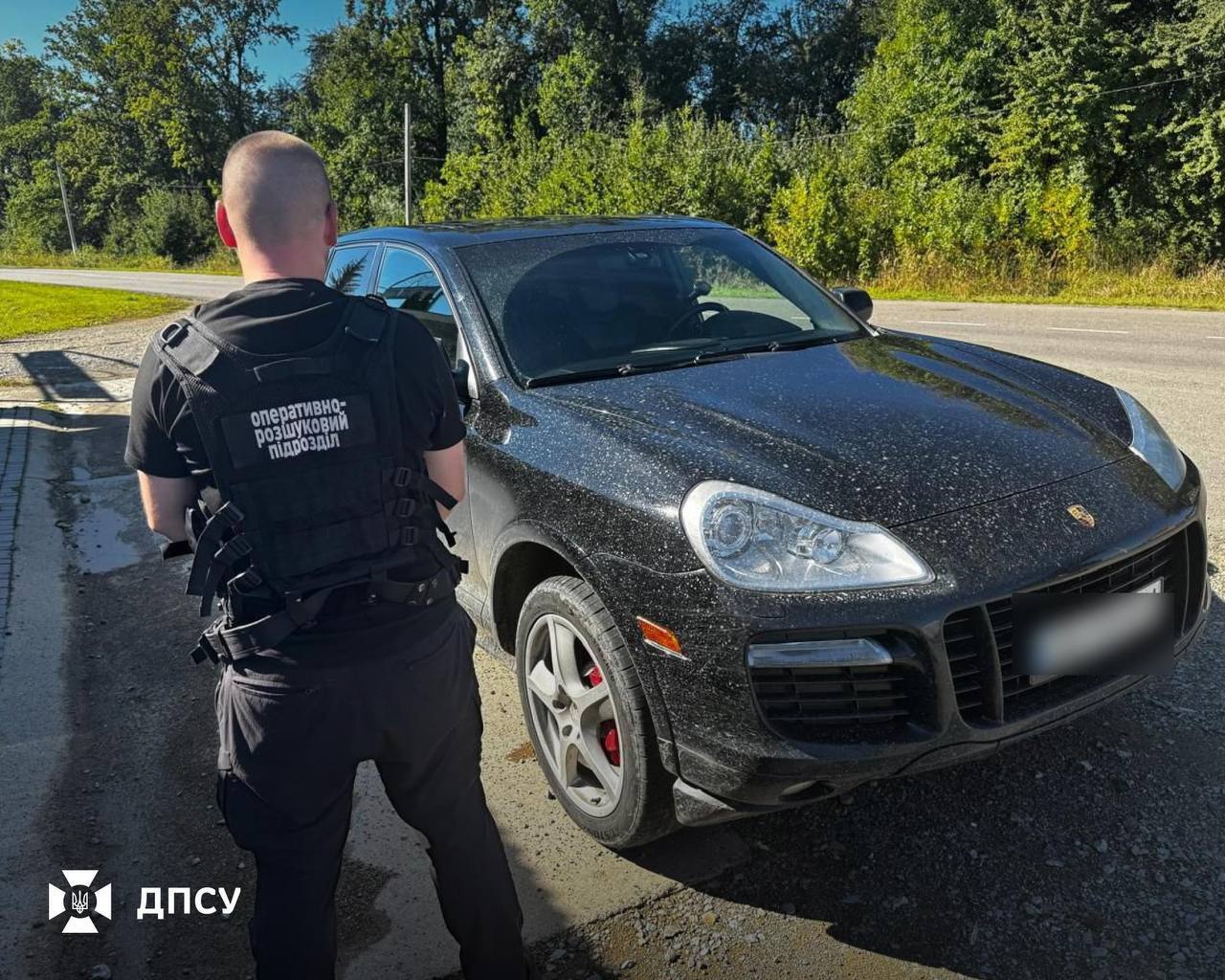 Организовал незаконное пересечение границы для уклонистов: на Буковине задержали экс-пограничника. Фото