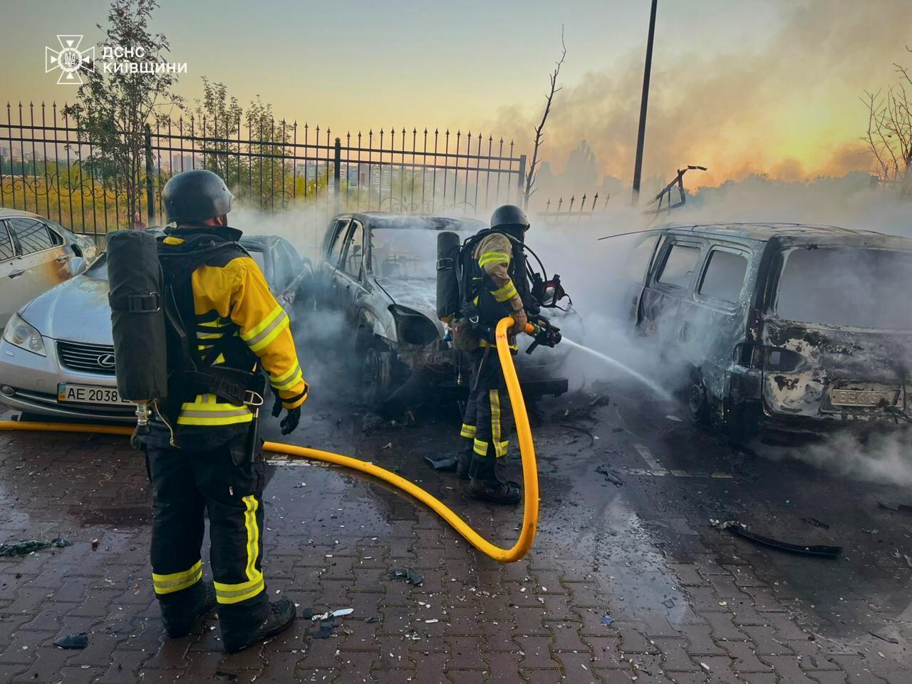 Оккупанты атаковали Киевщину, есть последствия: горели дом и авто, повреждены гаражи. Фото