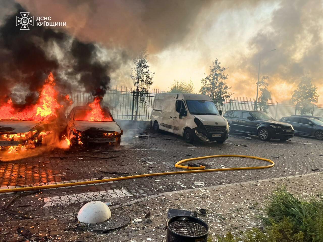 Оккупанты атаковали Киевщину, есть последствия: горели дом и авто, повреждены гаражи. Фото