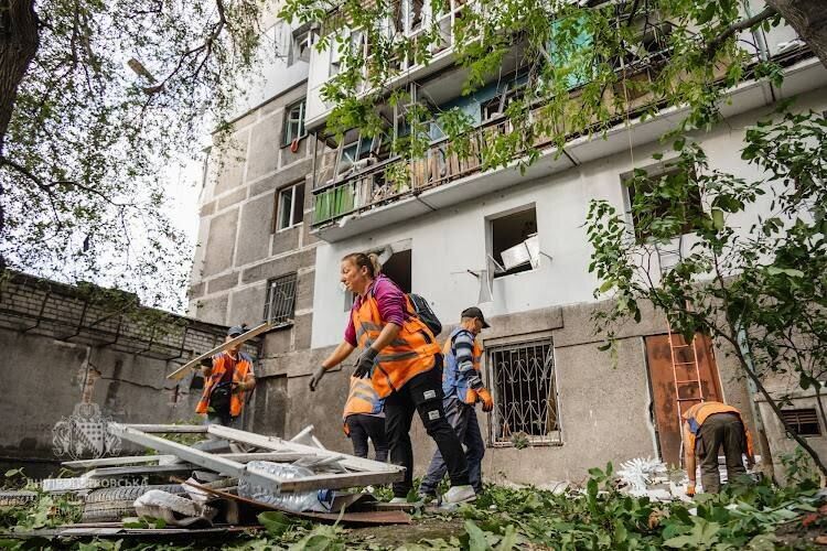 Жахливий удар РФ по Дніпру: пошкоджені багатоповерхівка, школи і дитсадки, 36 постраждалих. Фото й відео