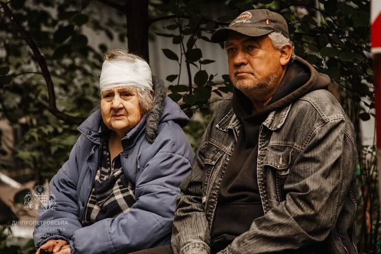 Жахливий удар РФ по Дніпру: пошкоджені багатоповерхівка, школи і дитсадки, 36 постраждалих. Фото й відео