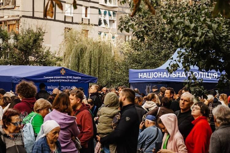 Жахливий удар РФ по Дніпру: пошкоджені багатоповерхівка, школи і дитсадки, 36 постраждалих. Фото й відео