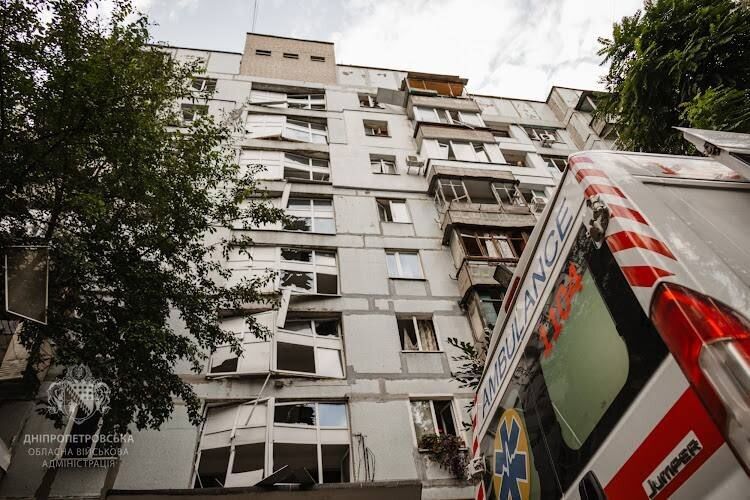 Жахливий удар РФ по Дніпру: пошкоджені багатоповерхівка, школи і дитсадки, 36 постраждалих. Фото й відео