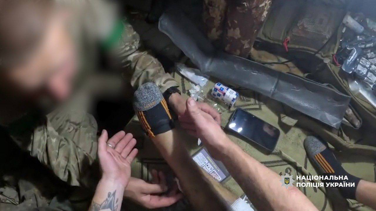 Около часа нес на плечах: на фронте полицейский из Киева спас тяжелораненого побратима. Фото и видео