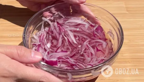 До салату та оселедця: як смачно замаринувати цибулю в домашніх умовах