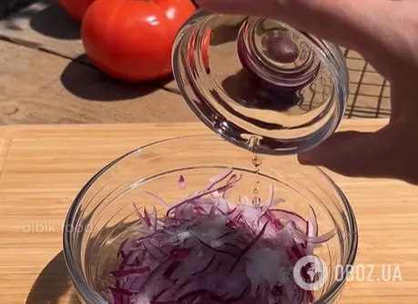 До салату та оселедця: як смачно замаринувати цибулю в домашніх умовах