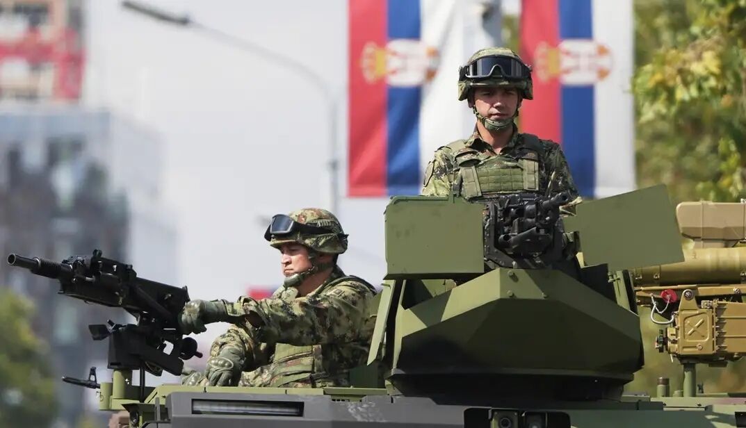 Над головами людей ревели самолеты: в Сербии состоялся масштабный военный парад