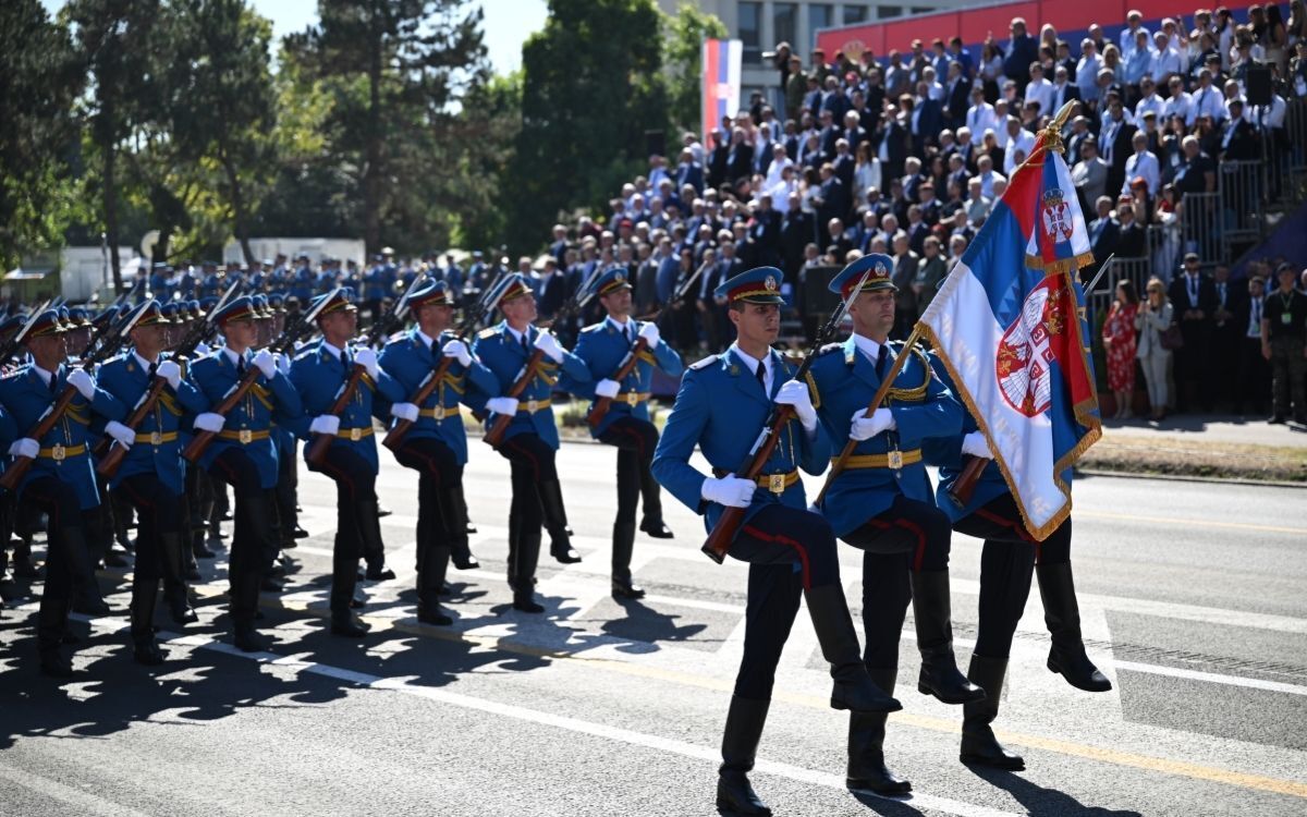 Над головами людей ревели самолеты: в Сербии состоялся масштабный военный парад