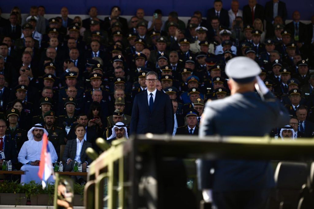 Над головами людей ревели самолеты: в Сербии состоялся масштабный военный парад