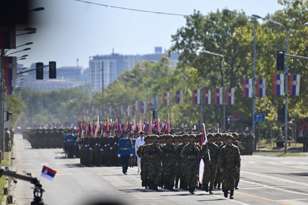 Над головами людей ревели самолеты: в Сербии состоялся масштабный военный парад