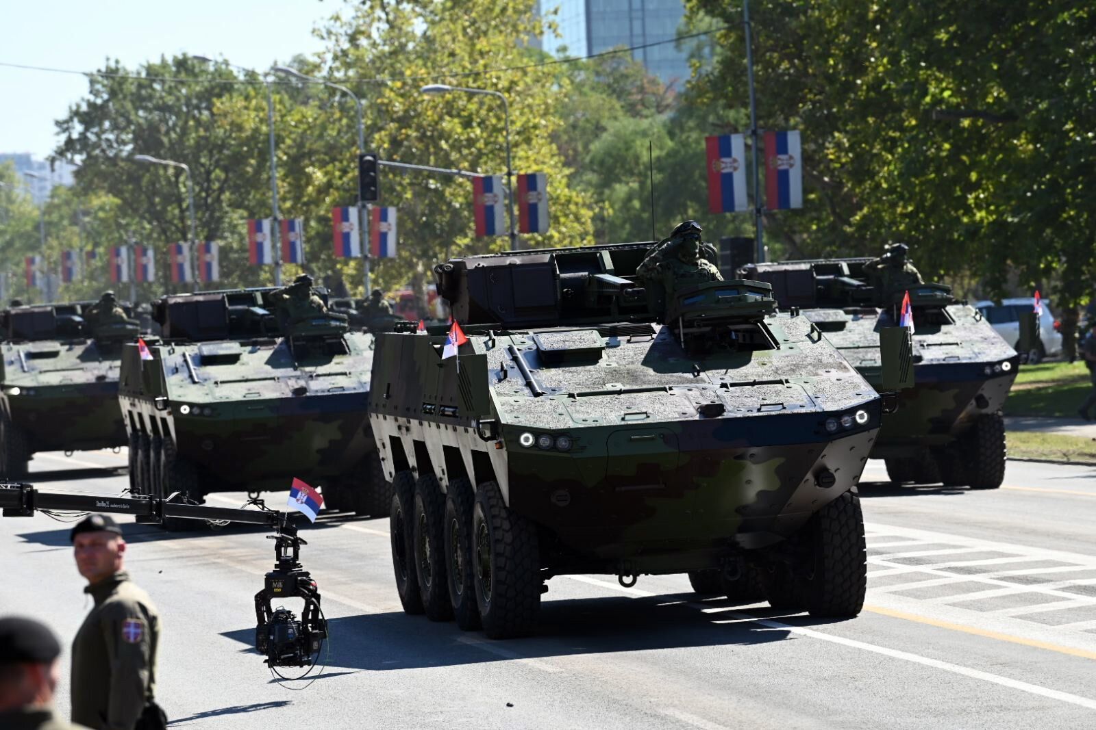 Над головами людей ревели самолеты: в Сербии состоялся масштабный военный парад