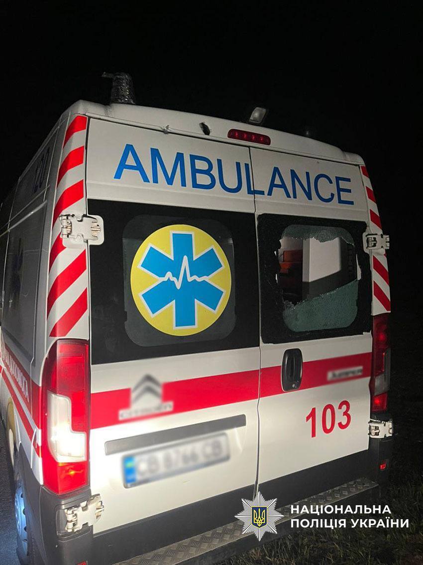 Спасали людей: на Черниговщине патрульные и медики попали под повторный обстрел РФ. Видео