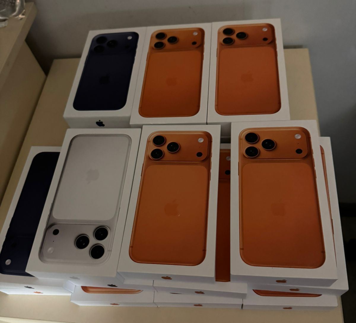 На кордоні в Ужгороді виявили нелегальну партію нових iPhone 17. Фото