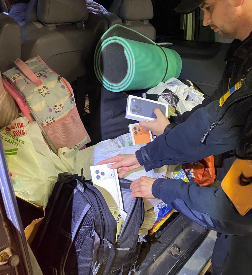 На кордоні в Ужгороді виявили нелегальну партію нових iPhone 17. Фото