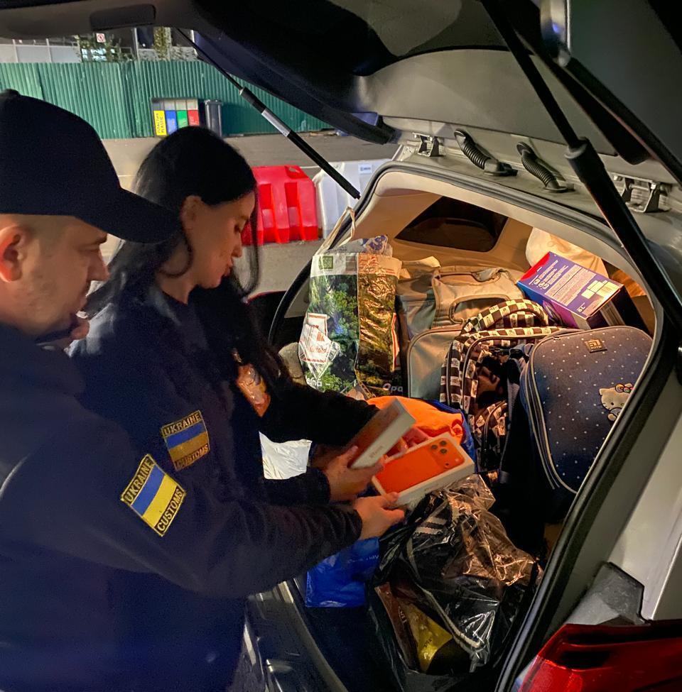 На кордоні в Ужгороді виявили нелегальну партію нових iPhone 17. Фото