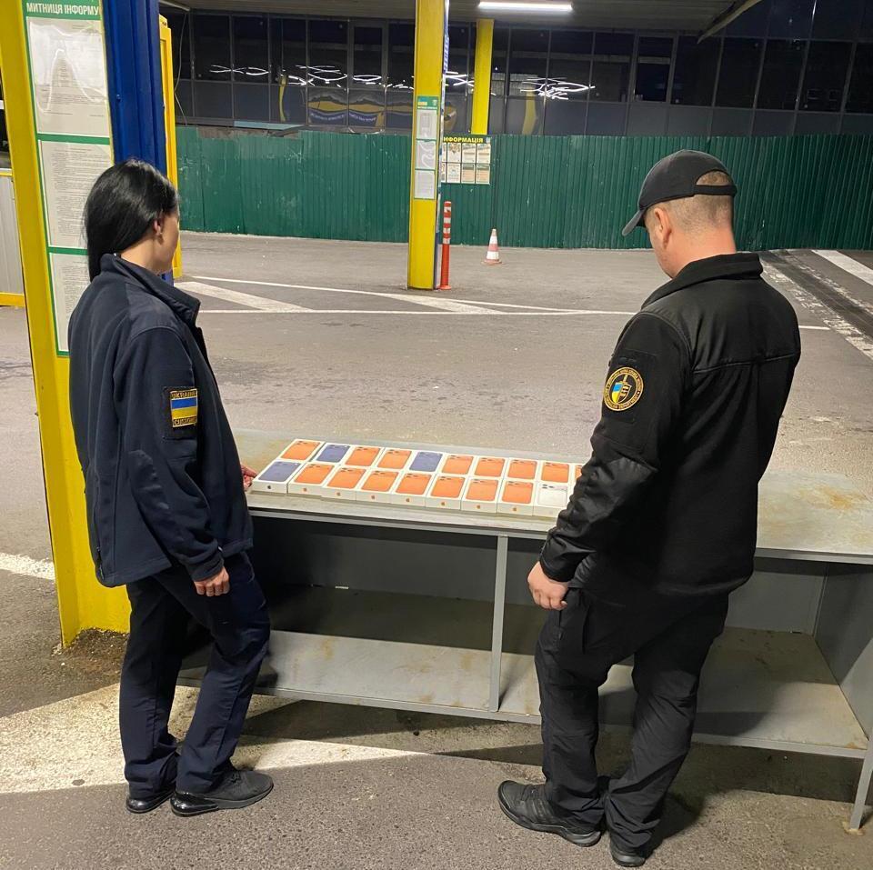 На кордоні в Ужгороді виявили нелегальну партію нових iPhone 17. Фото