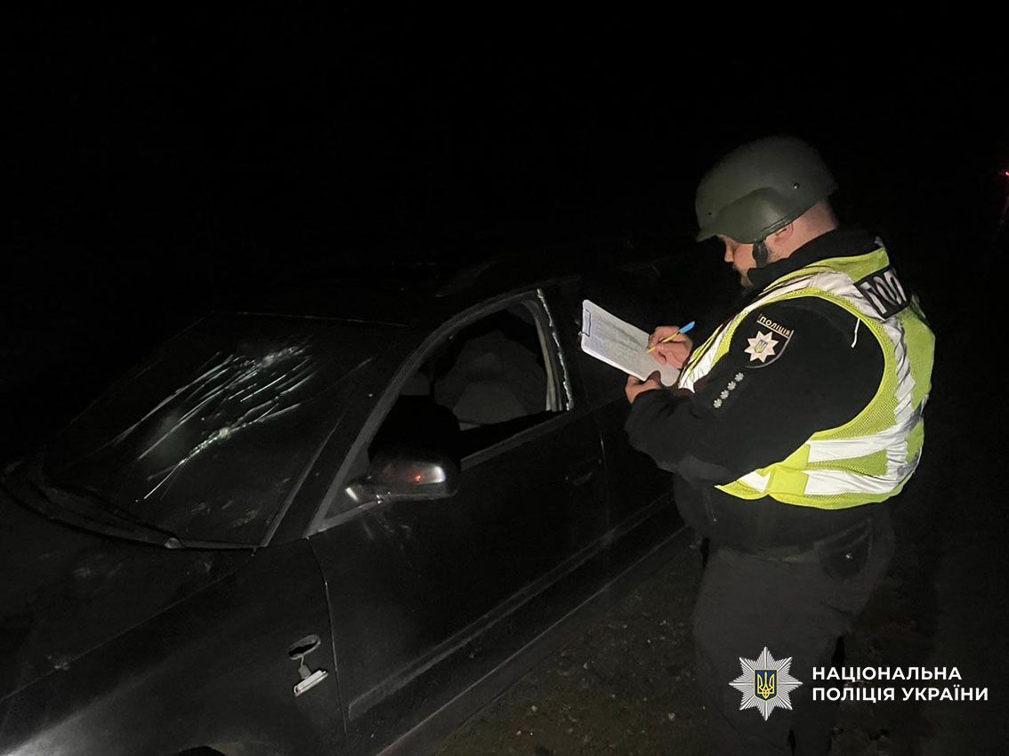 Спасали людей: на Черниговщине патрульные и медики попали под повторный обстрел РФ. Видео