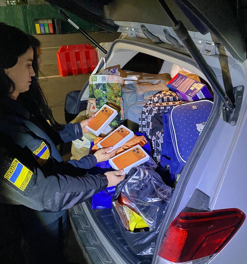 На кордоні в Ужгороді виявили нелегальну партію нових iPhone 17. Фото