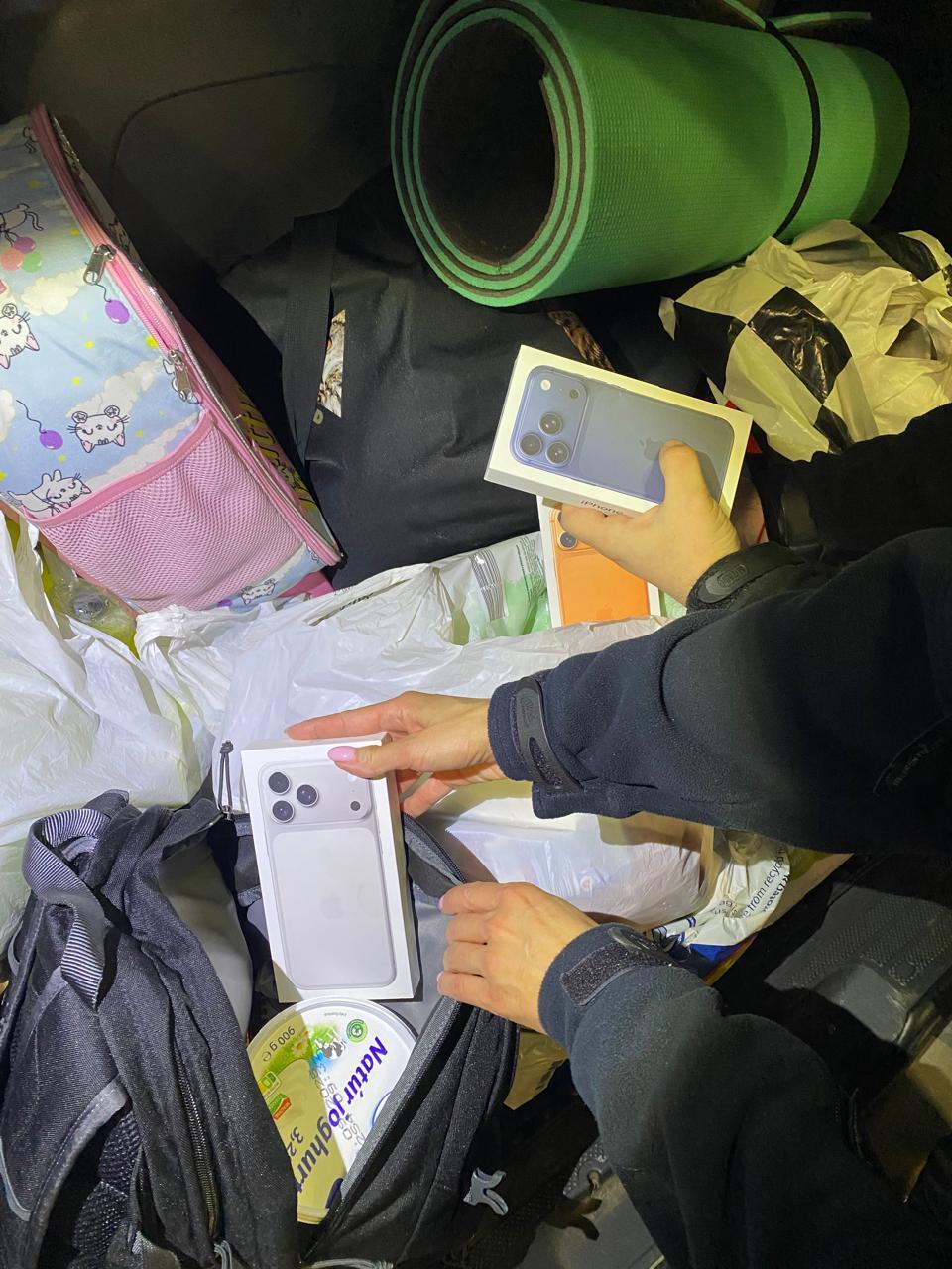На кордоні в Ужгороді виявили нелегальну партію нових iPhone 17. Фото