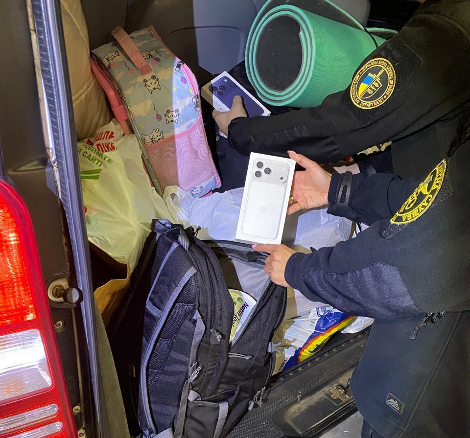 На кордоні в Ужгороді виявили нелегальну партію нових iPhone 17. Фото