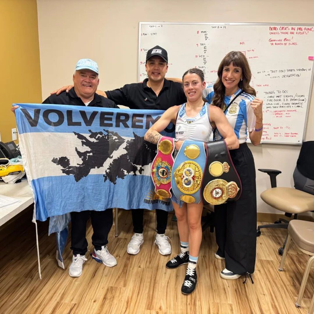 Непереможна чемпіонка сенсаційно програла нокаутом у першому ж раунді три пояси. Відео