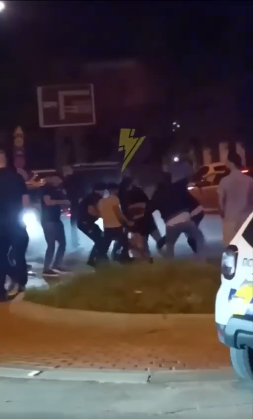 В Киеве вечер в караоке перерос в массовую драку посреди дороги: подробности от полиции. Видео