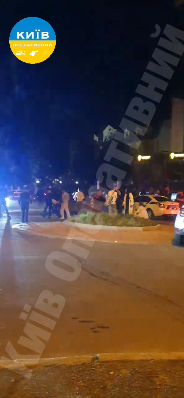 В Киеве вечер в караоке перерос в массовую драку посреди дороги: подробности от полиции. Видео