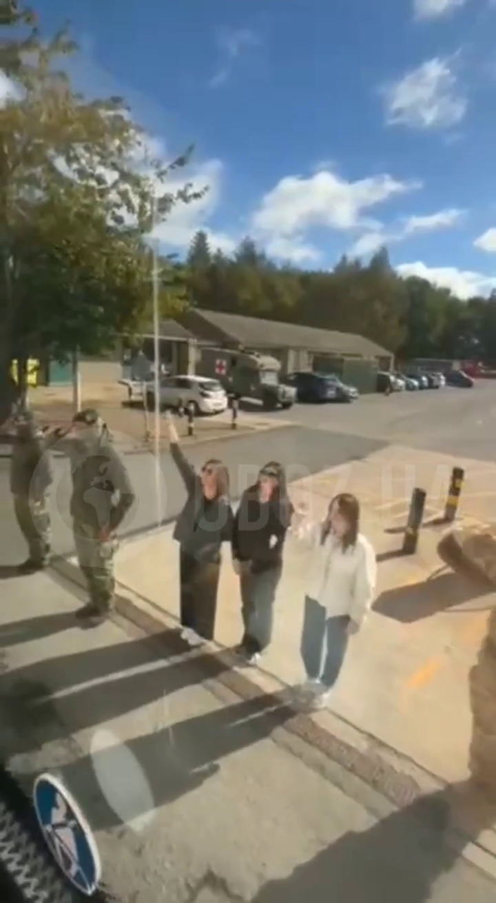 С отданием чести и оркестром: как провожают украинских воинов с учений в Великобритании. Видео