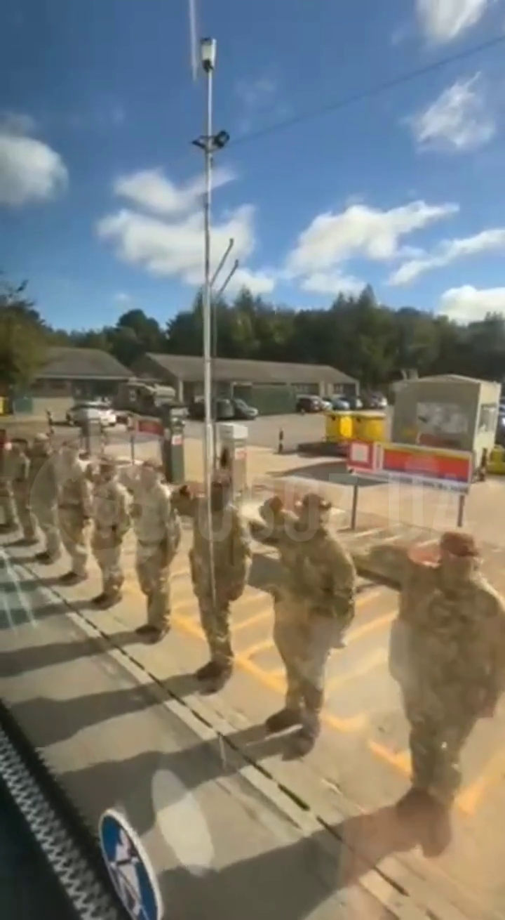 С отданием чести и оркестром: как провожают украинских воинов с учений в Великобритании. Видео