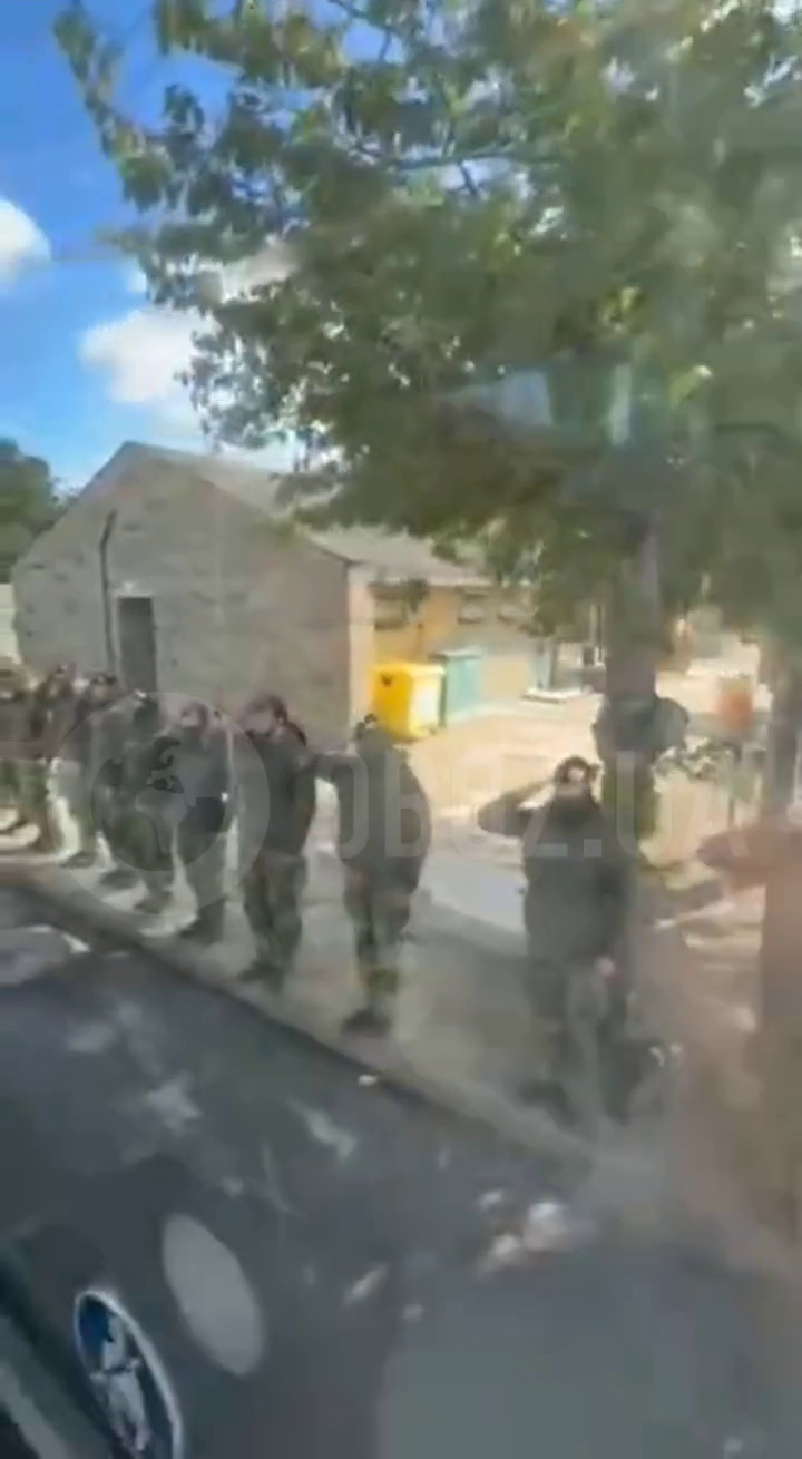 С отданием чести и оркестром: как провожают украинских воинов с учений в Великобритании. Видео