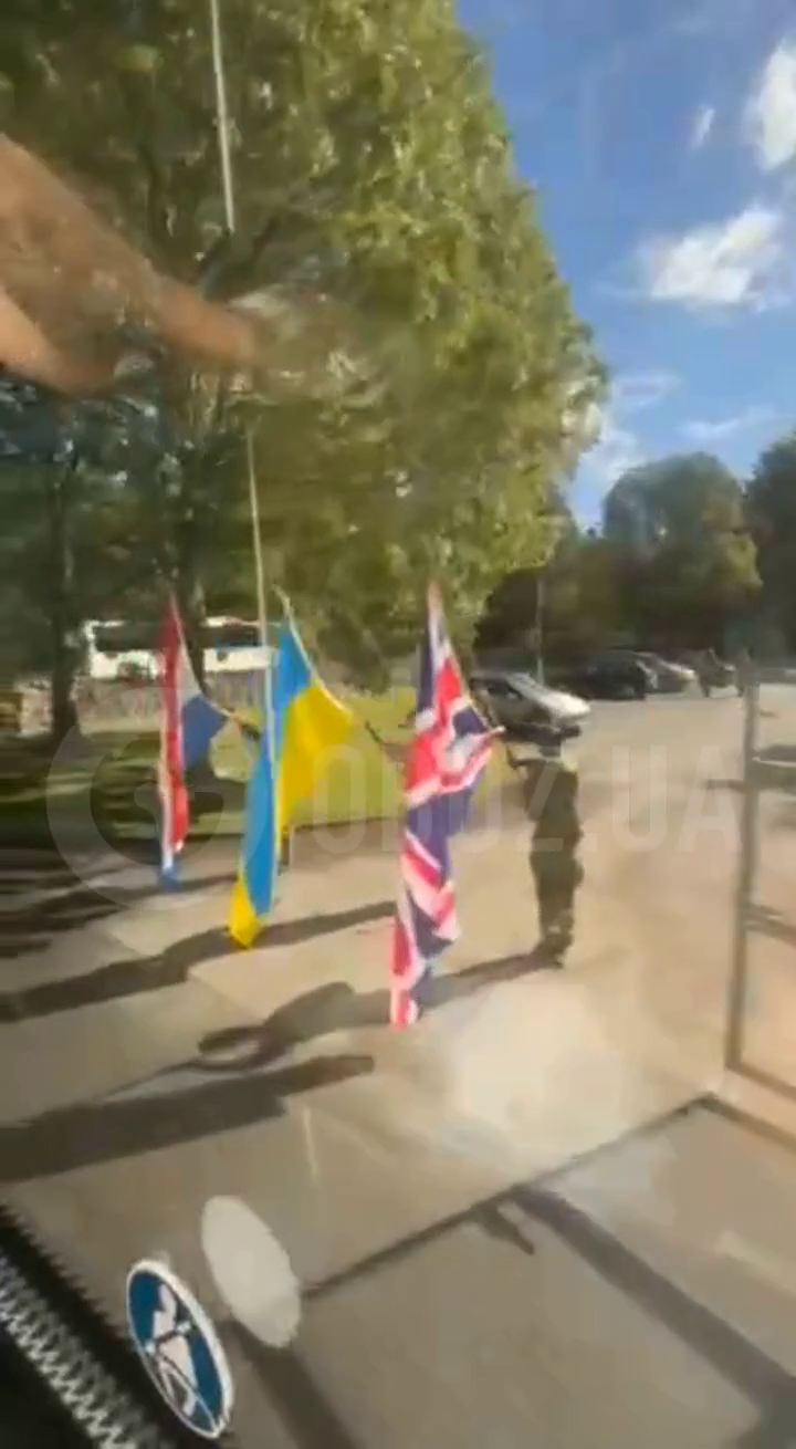 С отданием чести и оркестром: как провожают украинских воинов с учений в Великобритании. Видео