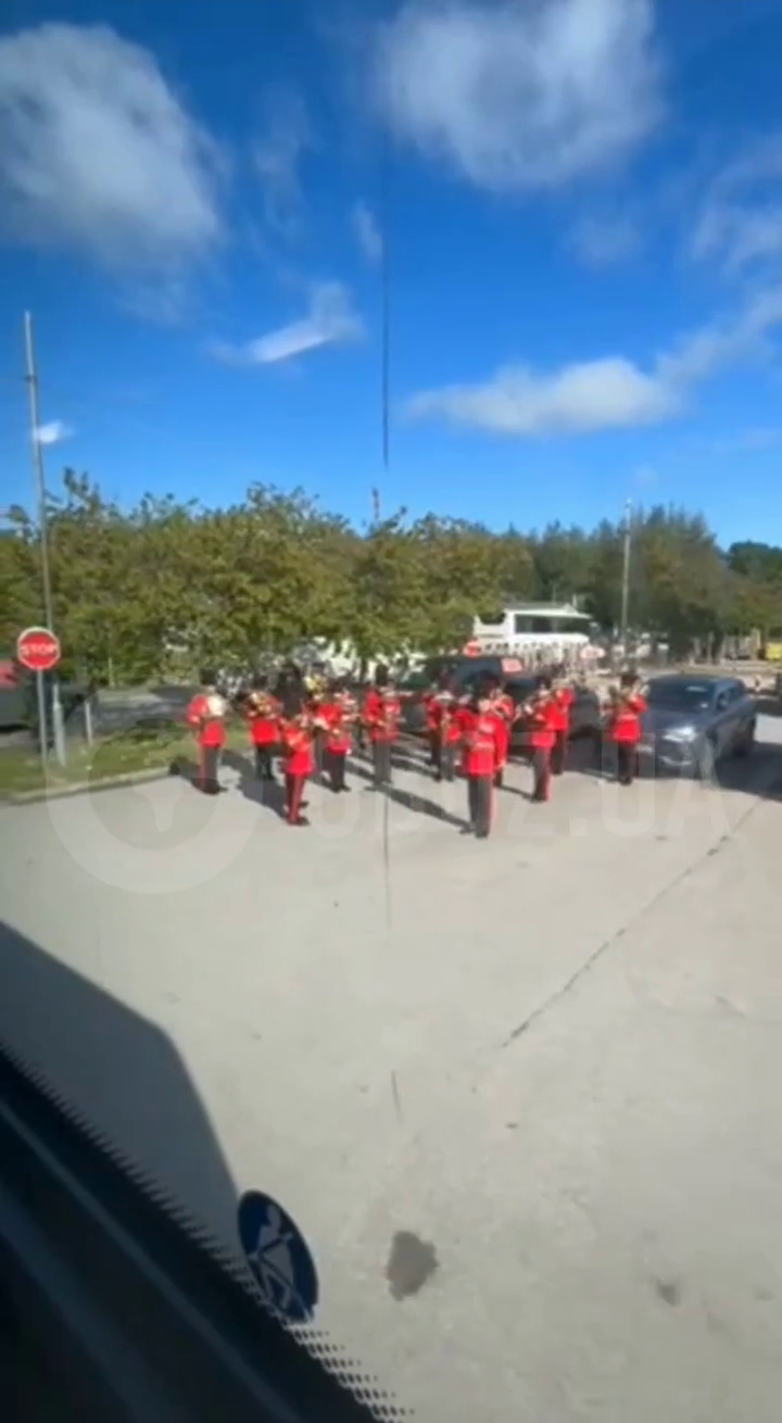 С отданием чести и оркестром: как провожают украинских воинов с учений в Великобритании. Видео