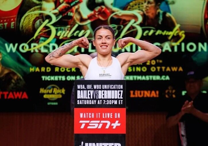 Непереможна чемпіонка сенсаційно програла нокаутом у першому ж раунді три пояси. Відео